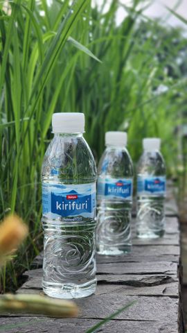  Chai nước 330ml (24 chai/thùng) - 330mlのペットボトル（1箱に24本入り） 